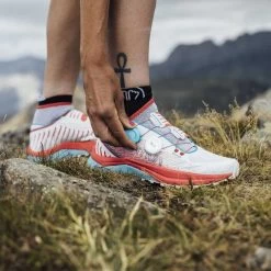 La Sportiva Jackal II Boa Womens Trail Running Shoe - White/Hibiscus 18 La Sportiva Jackal II Boa Womens Trail Running Shoe - White/Hibiscus -Outdoor Sport Store La Sportiva Jackal II Boa w White Hibiscus 05